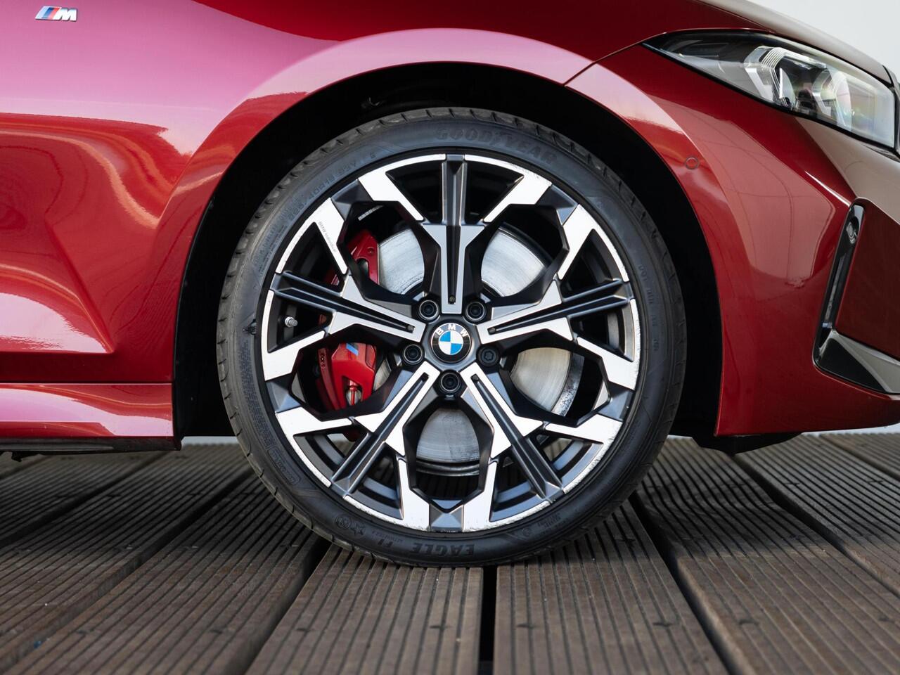 BMW 3-SERIE Sedan 330e | M Sportpakket Pro | Innovation Pack | Comfort Access | Schuif-/kanteldak | Stoelverwarming | Trekhaak