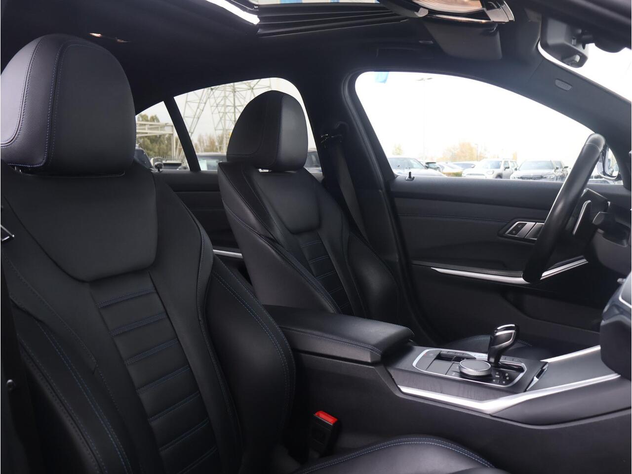 BMW 3-SERIE 330e xDrive High Executive / M-Sportpakket / HIFI / Trekhaak / Extra Getint Glas / Schuif - Kanteldak /