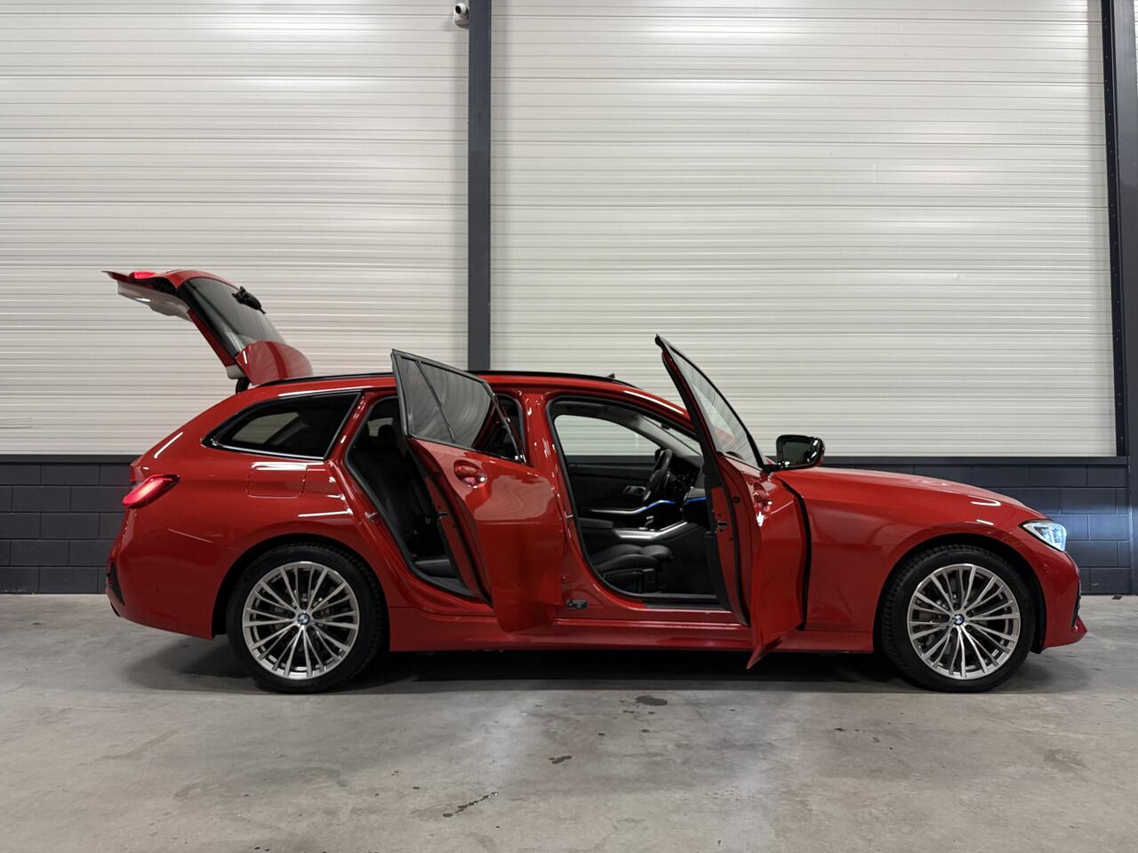 BMW 3-SERIE Touring 330e High Exe 87DKM/PANO/LASER/TREKHAAK/HEAD-UP/H&K/ACC/360CAMERA/LEER-SPORT/18"/SHADOW-LINE/MELBOURNE-RED METALLIC/NET OH BEURT GEHAD BIJ BMW DEALER