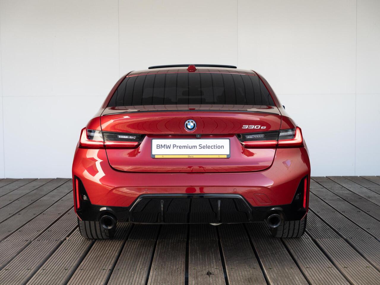 BMW 3-SERIE Sedan 330e | M Sportpakket Pro | Innovation Pack | Comfort Access | Schuif-/kanteldak | Stoelverwarming | Trekhaak