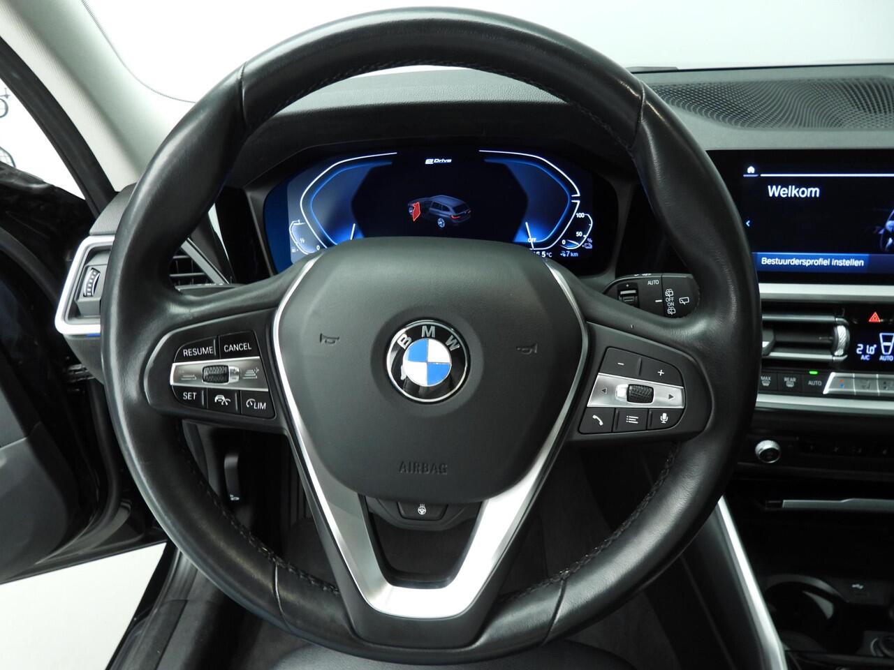 BMW 3-SERIE Touring 330e | LED | Leder | HUD | Sportstoelen | Active cruise | Stoelverwarming | DAB | Alu 17 inch
