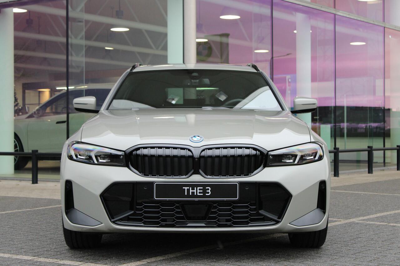BMW 3-SERIE Touring 330e High Executive M Sport Automaat / Panoramadak / Trekhaak / Adaptieve LED / Sportstoelen / Comfort Access / Parking Assistant Plus / Stuurverwarming