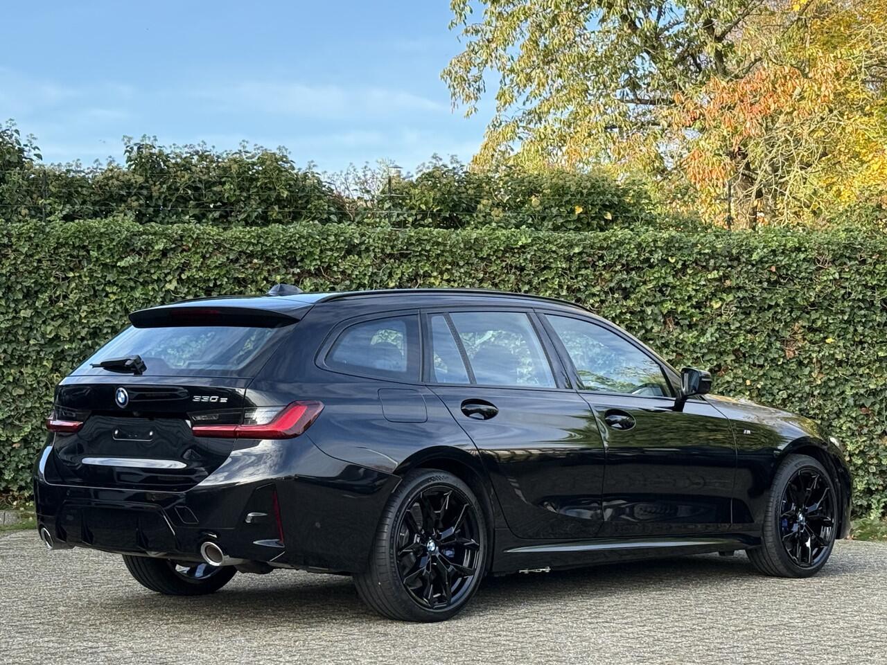 BMW 3-SERIE Touring 330e M-Sport | Panorama | Trekhaak | 19" | Driving Ass. | 360 Cam | Memory Stoel