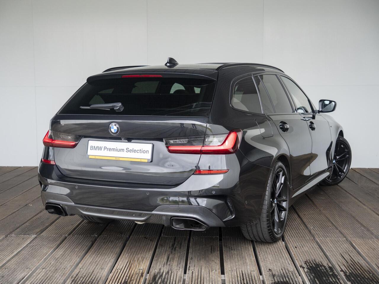 BMW 3-SERIE Touring M340i xDrive | Innovationspakket | Parking Assistant | Verwarmd Stuurwiel | Comfort Access | Achteruitrijcamera | Harman Kardon | Panoramadak | Head-Up Display | 19'' | Trekhaak