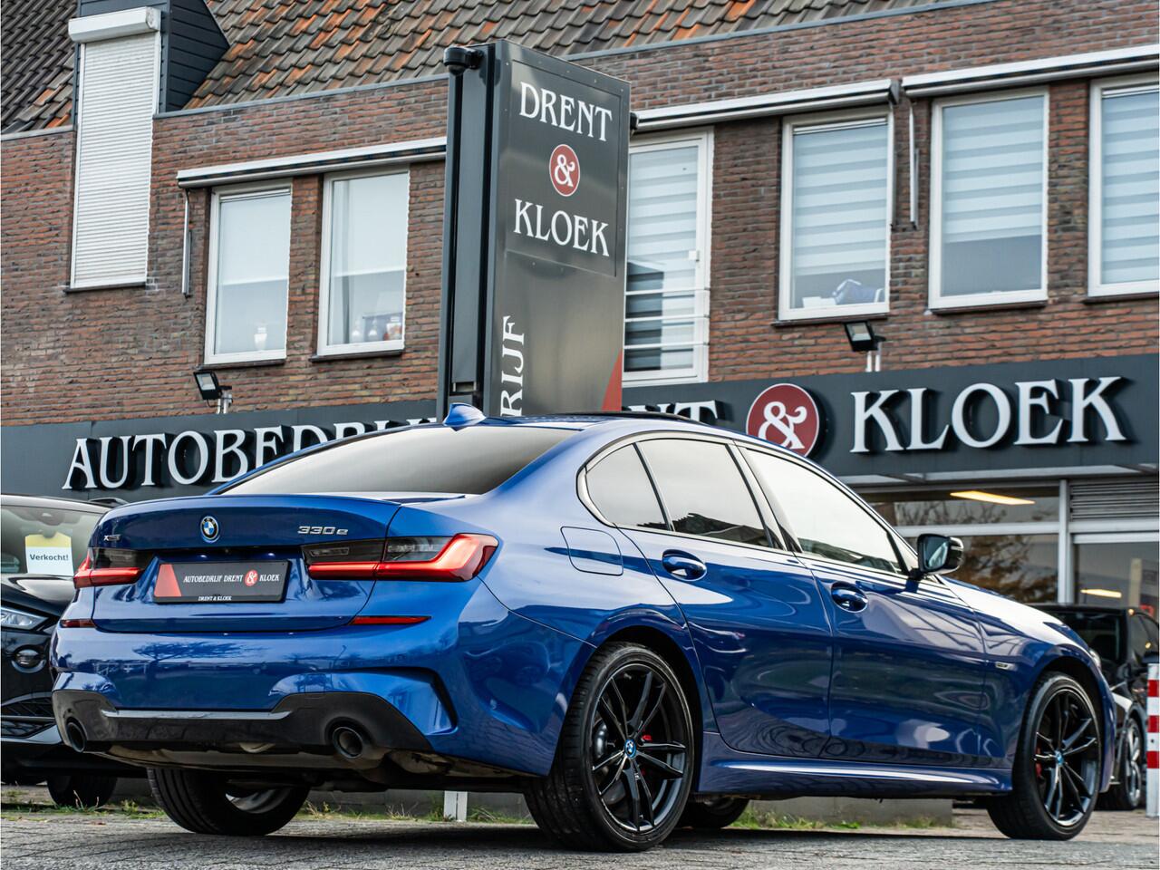 BMW 3-SERIE 330e xDrive High Exe M-Sport PANO LASER MEMORY STOEL 360 CAMERA HUD TREKHAAK BOMVOL!!!