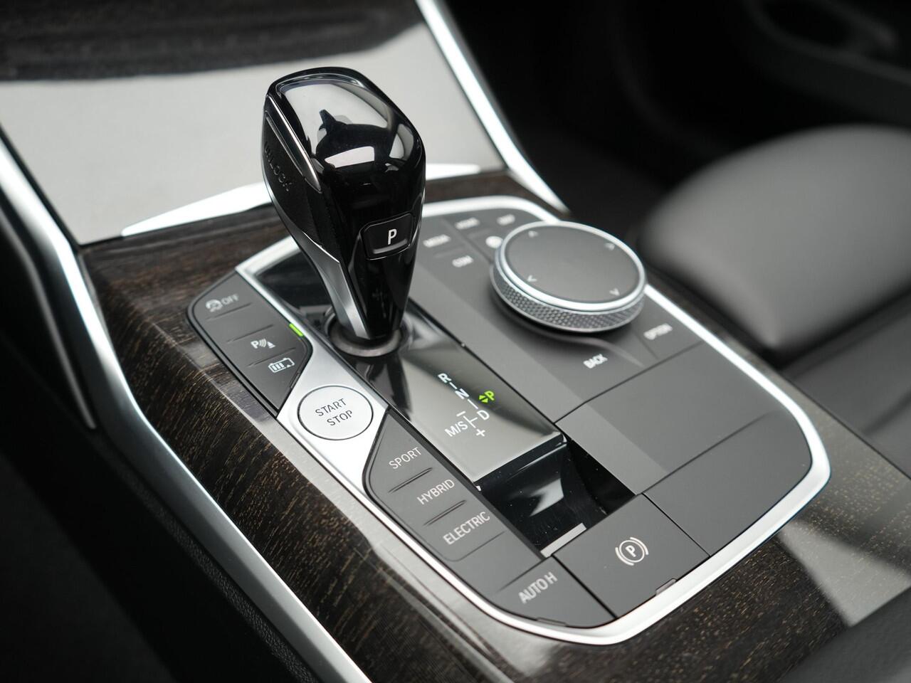 BMW 3-SERIE Touring 320e Sportline Plug In Hybrid 204pk Dealer O.H PHEV | Panodak | Lederen Sportstoelen Verwarmd | Apple Carplay | Sfeerverlichting | Navi Full Map | DAB |