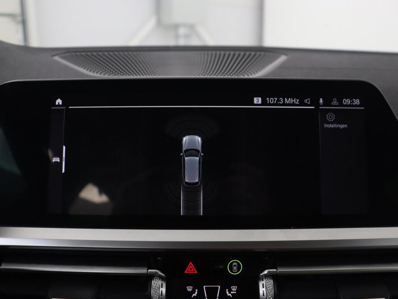 BMW 3-SERIE 330e eDrive Luxury Line | Panoramadak | Leder | Trekhaak | Stoelverwarming | Carplay | Sportstoelen | Live Cockpit | Parkeerhulp