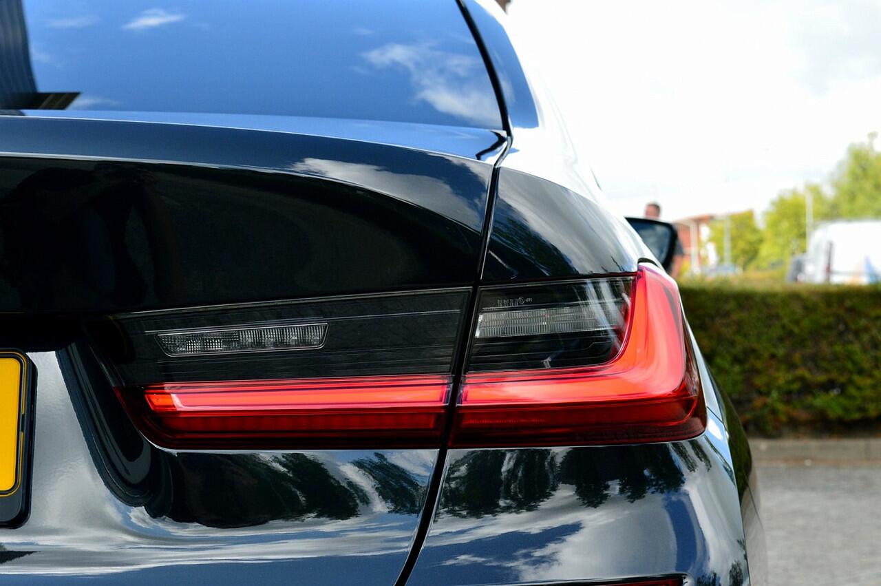 BMW 3-SERIE 320i M-Sport Business Edition Plus Rijklaarprijs-Garantie Leder Led Camera Navigatie 50 Jahre Edition