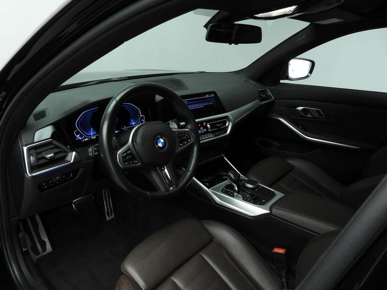 BMW 3-SERIE Sedan 320e | M-Sportpakket | Laserlicht | Leder | Navigatie | Sportstoelen | Stoelverwarming | DAB | Hifi speakers | Alu 18 inch