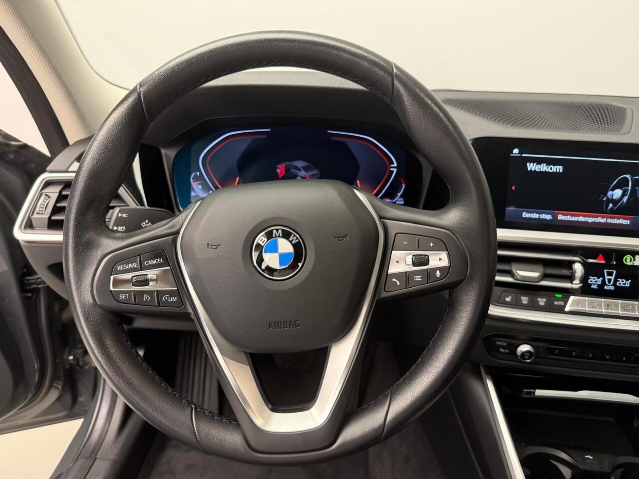 BMW 3-SERIE Sedan 318i | Laserlicht | Leder | Navigatie | Sportstoelen | Stoelverwarming | DAB | Hifi speakers | Alu 17 inch