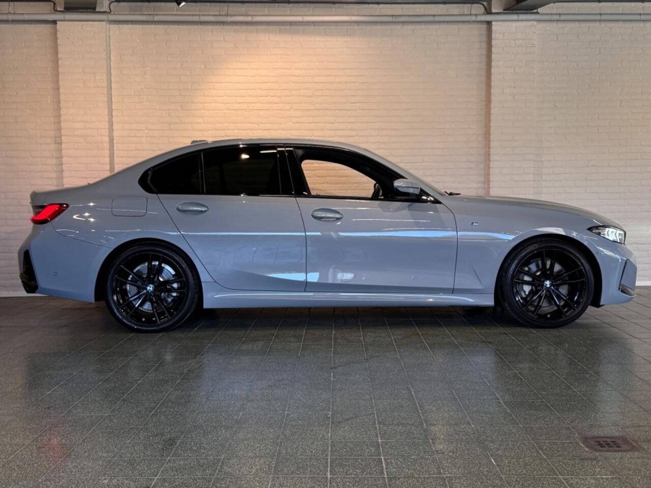 BMW 3-SERIE 330i M-Sport Trekhaak Camera LED Harman Kardon 19''