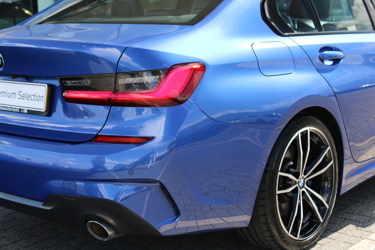 BMW 3-SERIE 330i High Executive M Sport Automaat / Schuif-Kanteldak / Sportstoelen / Achteruitrijcamera / Laserlight / Comfort Access / Head-Up / Harman Kardon / Gesture Control