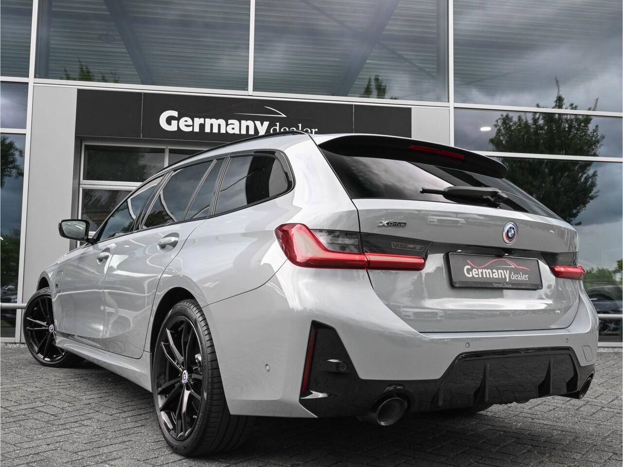 BMW 3-SERIE Touring 330e xDrive 292pk M-Sport Pro Pano H&K Tr-Haak HUD ACC Widescreen Ind-Brooklyn Shadowline