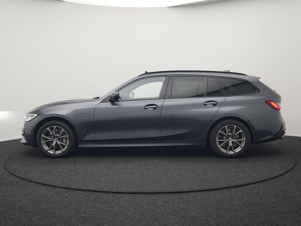 BMW 3-SERIE Touring 330e xDrive Sportline Plug In Hybrid 293pk Dealer O.H. PHEV | Panodak | Head Up | Adaptive Cruise | Laser LED | Harman & Kardon | Lederen M-Sport Sportstoelen Memory & Verwarmd | Sfeerverlichting | Virtual | Navigatie |