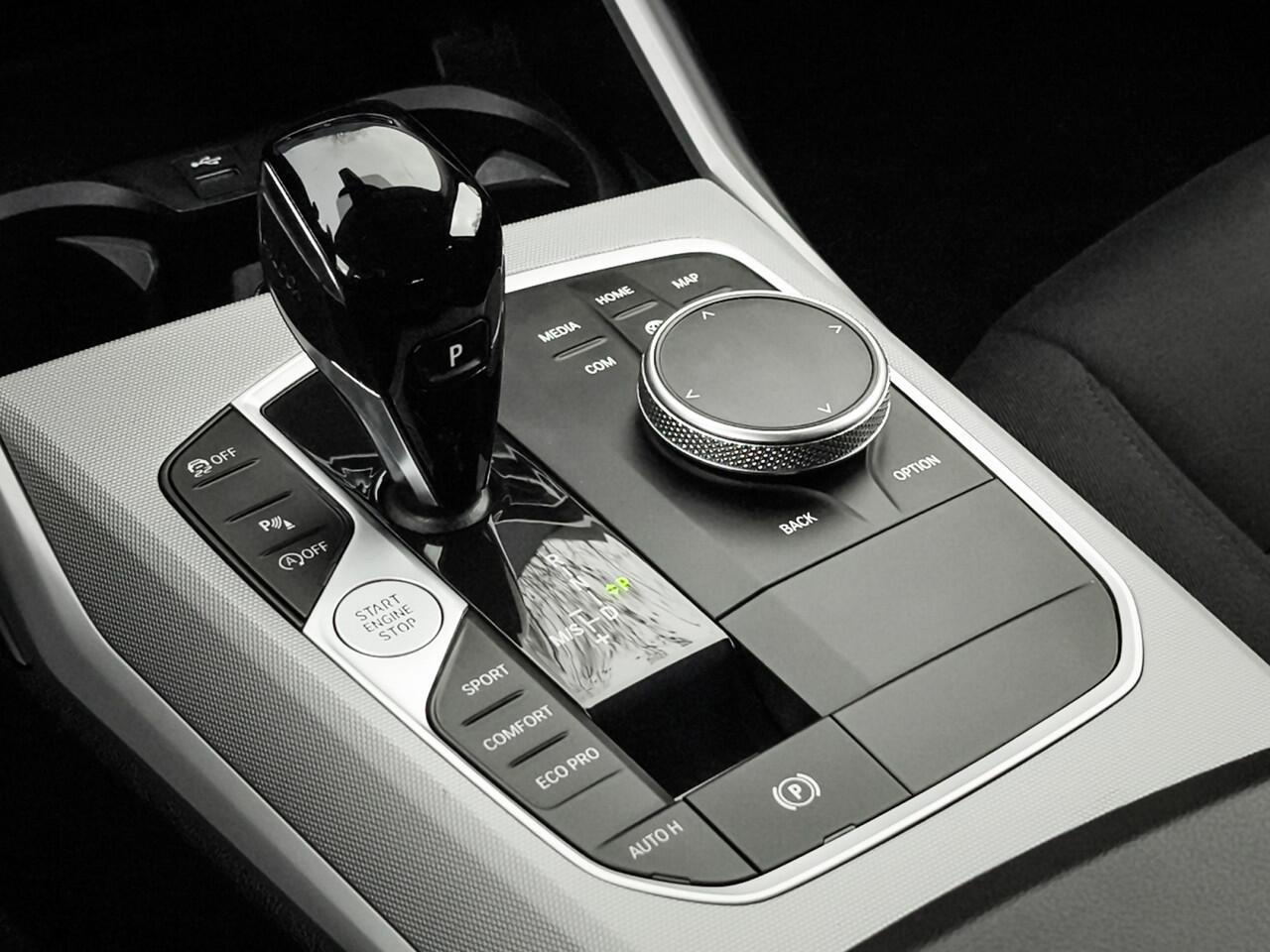 BMW 3-SERIE Touring 320i Business Edition 1e-Eig. & Dealer-Onderh. BOVAG-Garantie. NL-Auto.