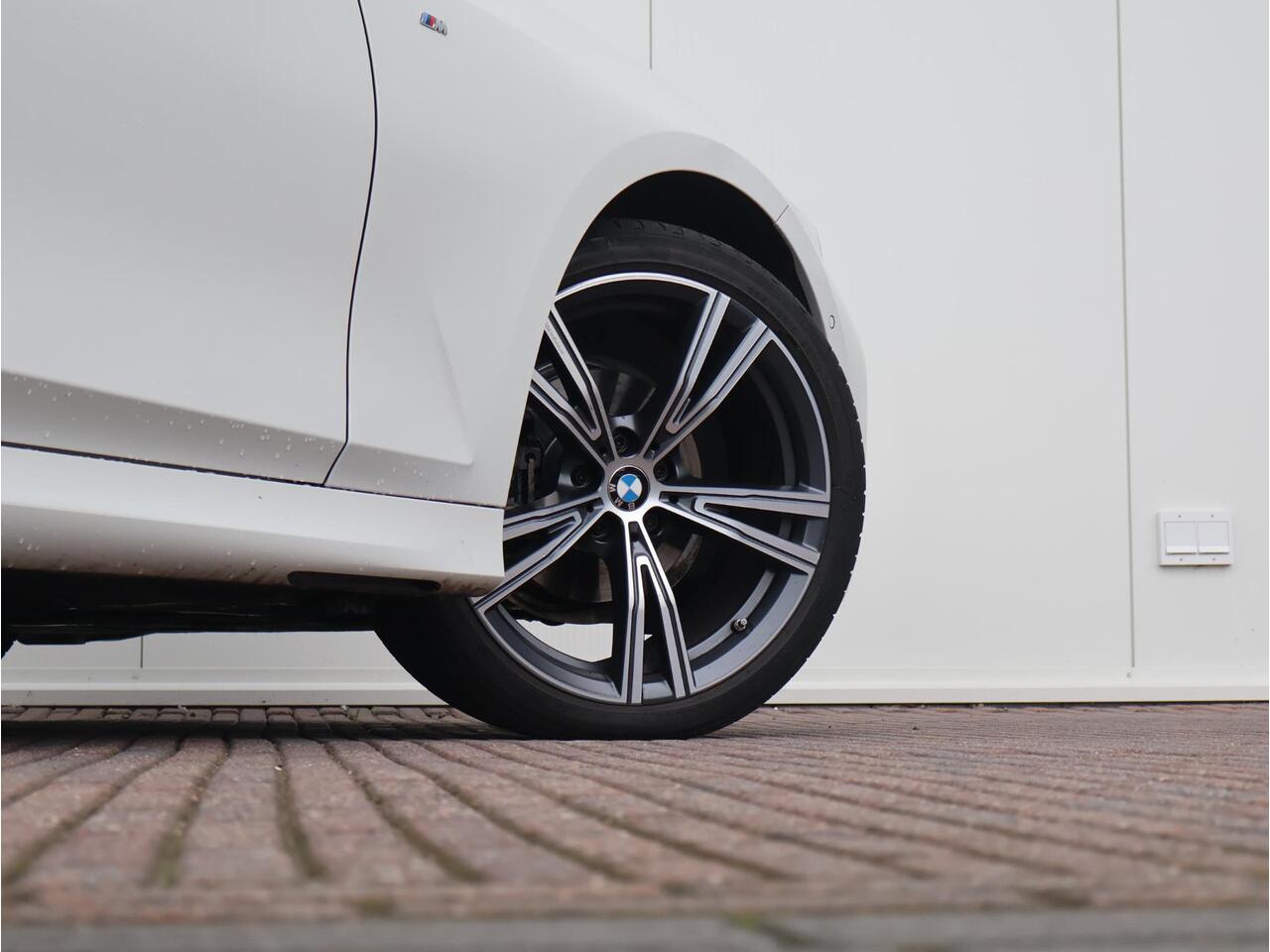 BMW 3-SERIE Touring 318i Business Edition Plus / M-Sportpakket / HIFI / Extra Getint Glas / Panoramadak / Achteruitrijcamera / 19'' /