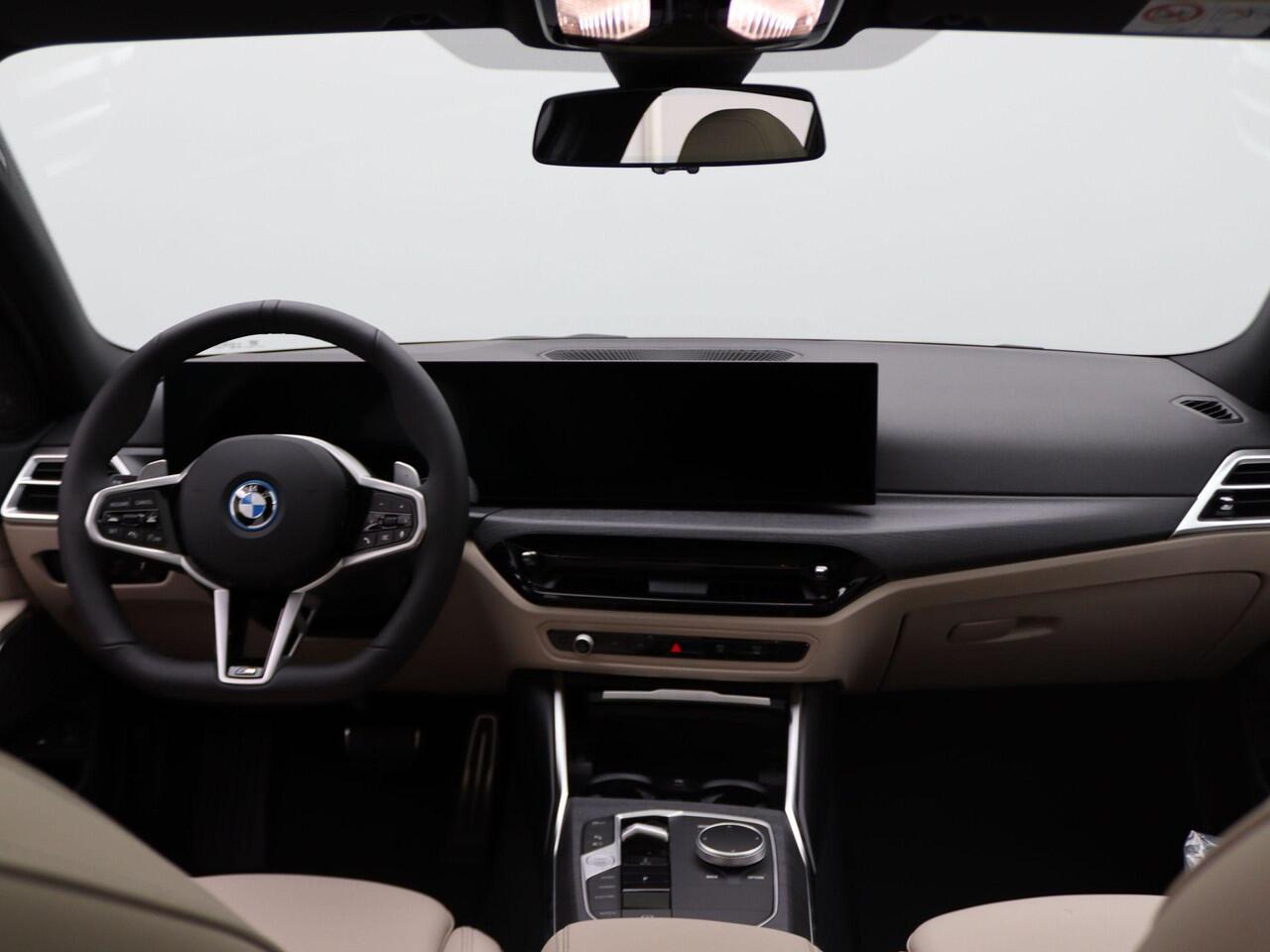 BMW 3-SERIE Touring 330e M Sportpakket Pro | Comfort Pack | Stuurwielrand Verwarmd | Trekhaak | Panoramadak | Driving Assistant | Active Cruise Control | Harman Kardon | 19'' | Ekris Selection