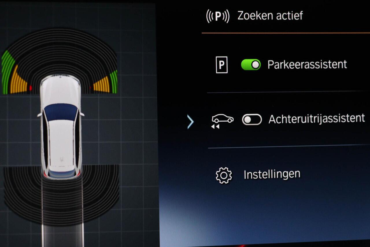 BMW 3-SERIE Touring 320i M-Sport | PANORAMADAK | ENTERTAINMENT / COMFORT / TREKHAAK