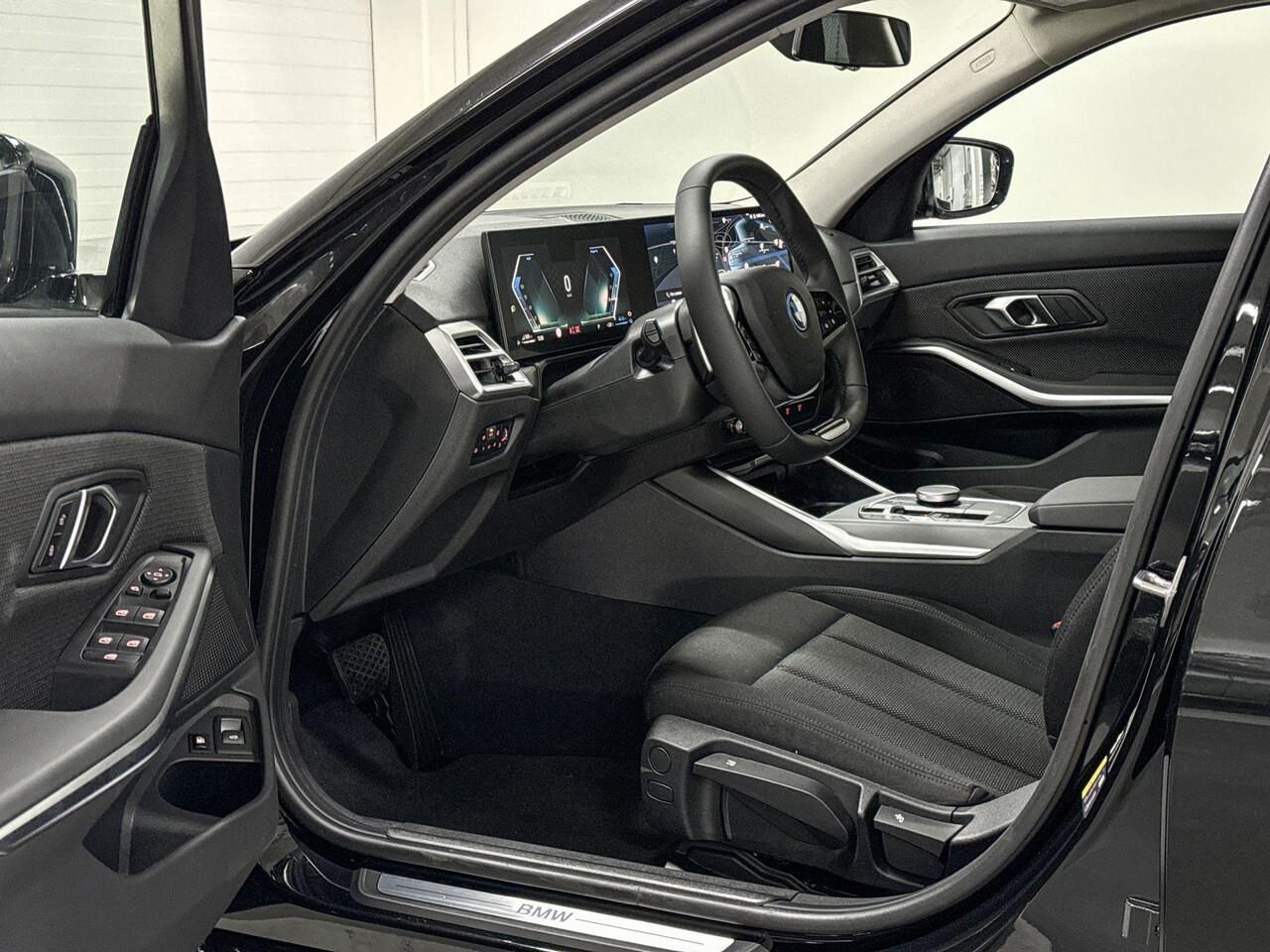 BMW 3-SERIE Touring 330e | Curved Display | Parking Assistant | Stoel Verwarming