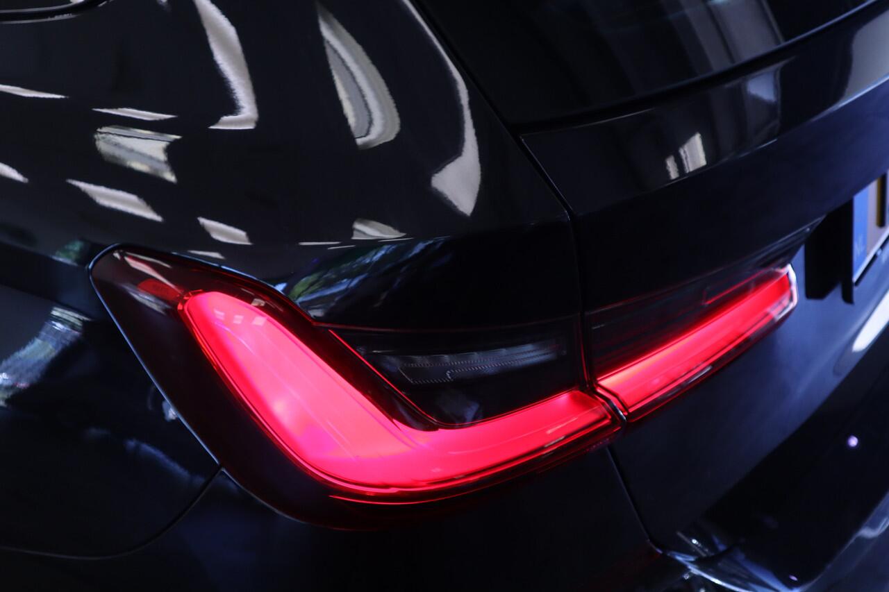 BMW 3-SERIE Touring 320i High Executive Edition Navigatie Full-led CruiseControl Stoelverwarming Sfeerverlichting 24 maanden garantie mogelijk (*vraag naar de voorwaarden)