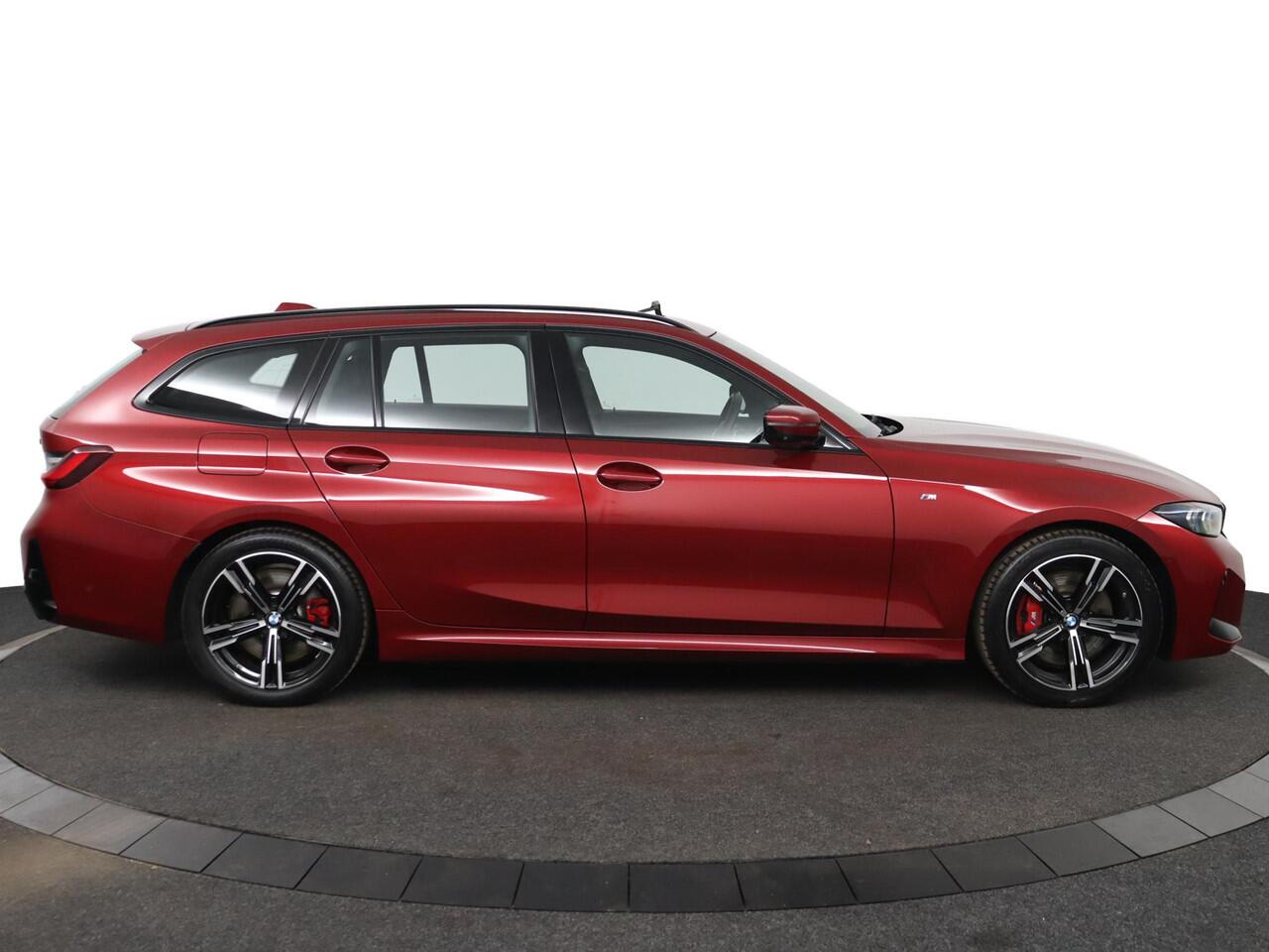 BMW 3-SERIE Touring 320i M Sport Pro | Glazen Panoramadak | Trekhaak Elektrisch | Leder | Comfort Access | Adaptive LED | Camera | Innovation Pack
