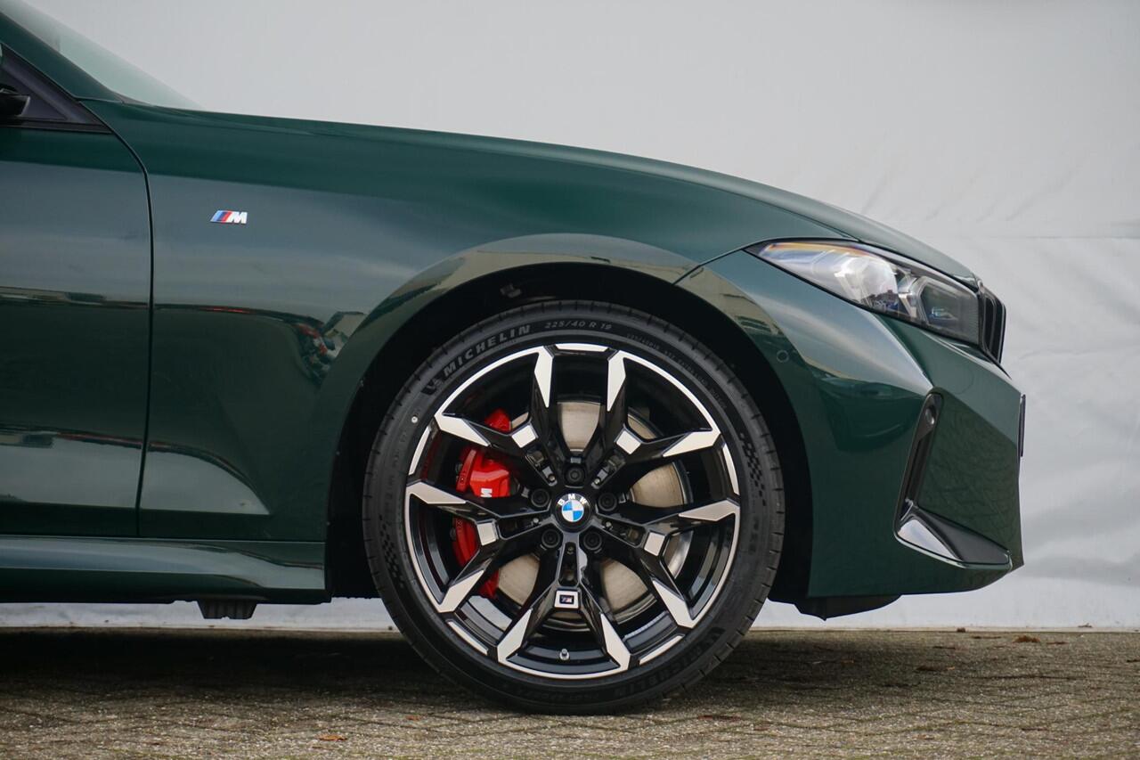 BMW 3-SERIE Touring 330e Individual Lak | M Sportpakket Pro | Innovation Pack | Comfort Pack | Trekhaak | Panoramadak