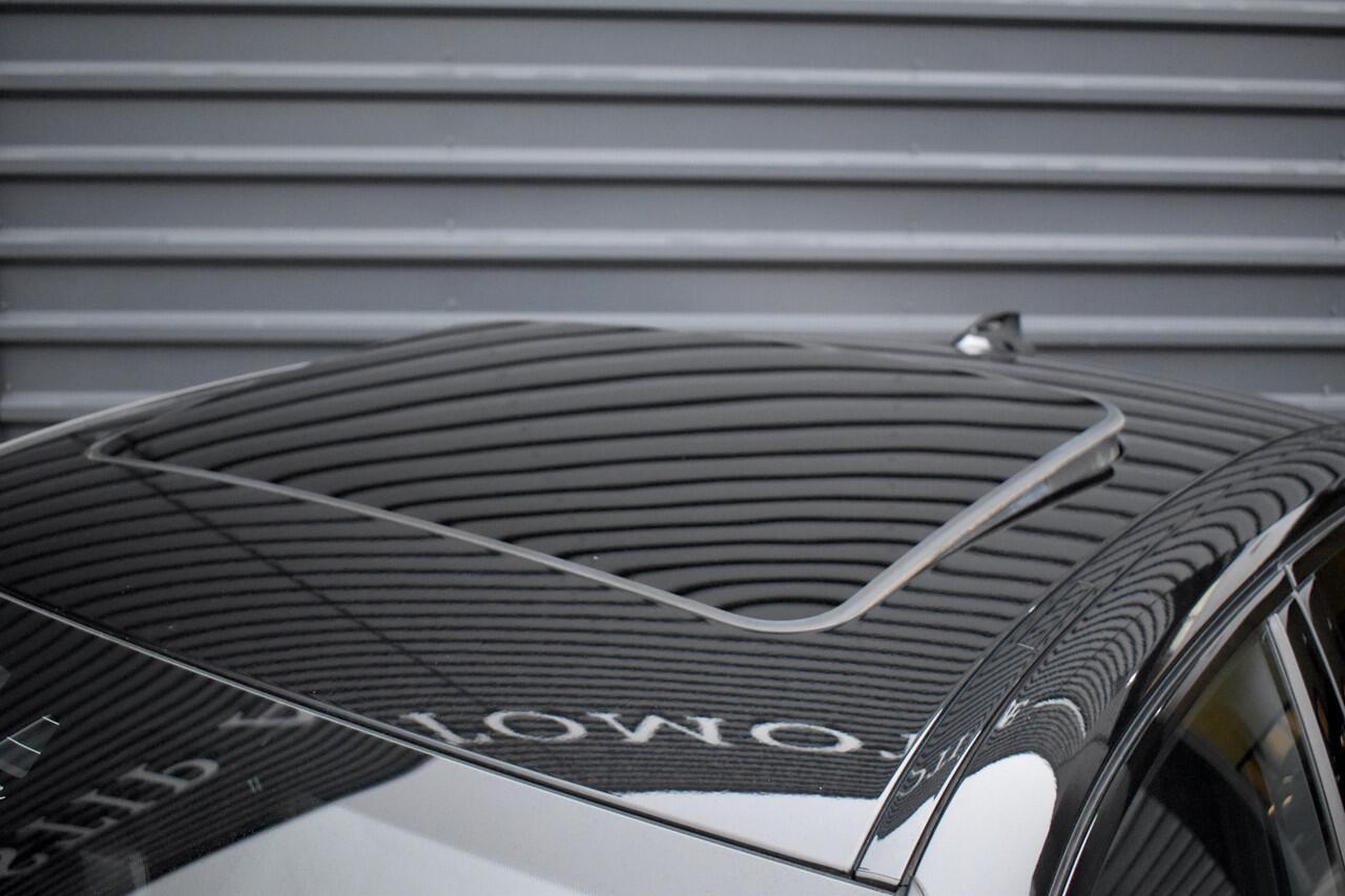 BMW 3-SERIE 320e M Sport Shadow | Pano | Laser Light | Head-Up | CarPlay | 19'' Wielen | Donker Getint Glas |