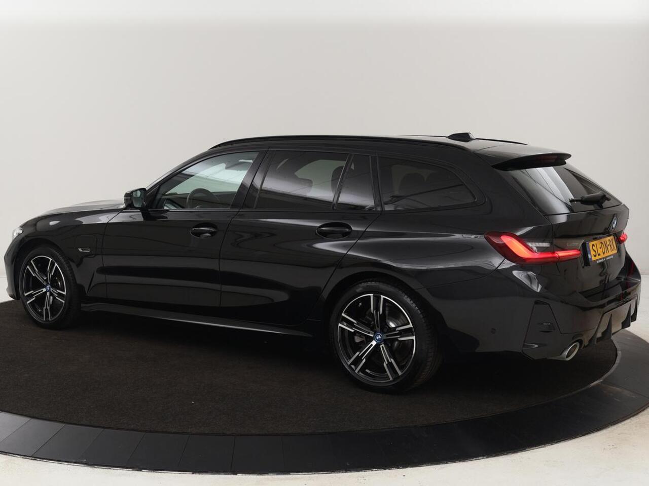 BMW 3-SERIE 330e M Sport | Leder | Trekhaak | Stoel & stuurverwarming | Carplay | Sportstoelen | Navigatie | Full LED | Park Assist | Live Cockpit | PHEV | Plug In