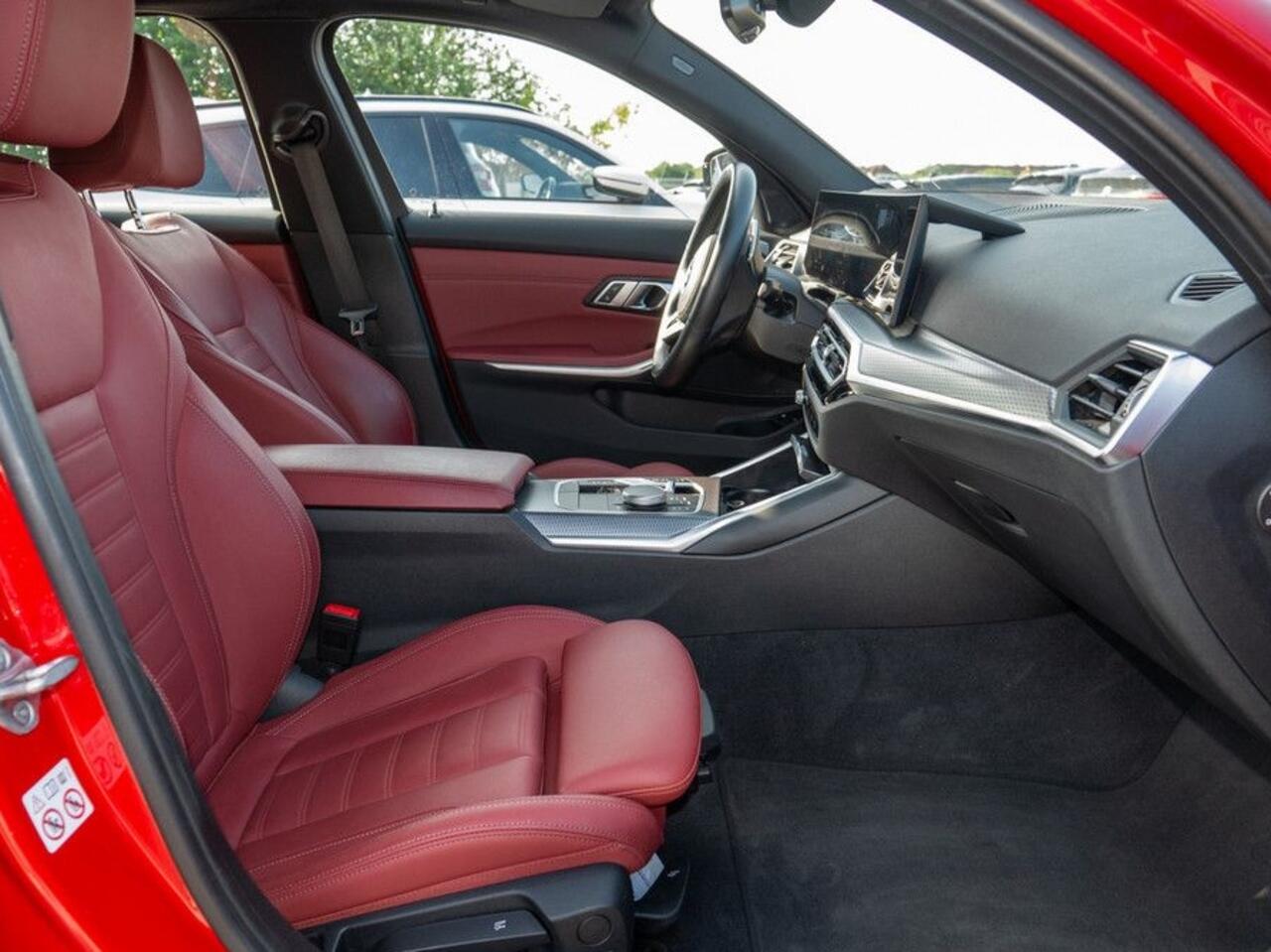 BMW 3-SERIE Touring 330e M-SPORT (LCI) ** LED, ROT LEDER, LIFE COCKP. PROF, PANORAMA, TREKH, 18-inch LMV ** 1e EIG (EX BMW-AG) - UNFALLFREI ** * INFORMEER OOK NAAR ONZE AANTREKKELIJKE FINANCIAL-LEASE TARIEVEN **