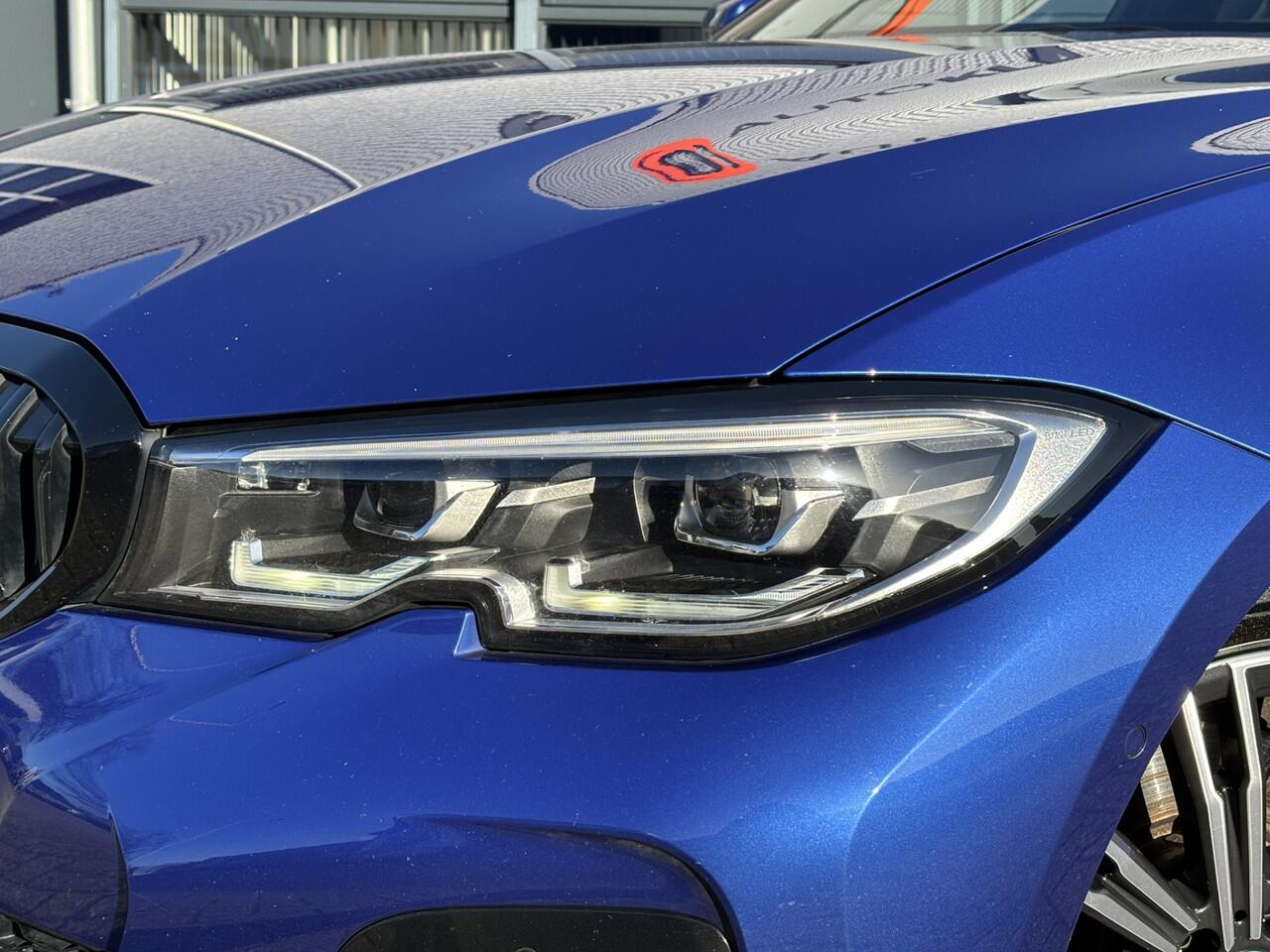 BMW 3-SERIE Touring /320e Business Edition Plus M Sport Pakket / Portimao Blau / Stoel & Stuurverwarming / Wegklapbare Trekhaak /