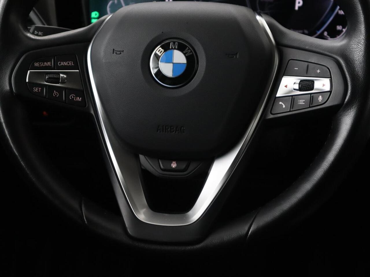 BMW 3-SERIE Touring 330e | Trekhaak | Half Leder | Stoel & Stuurverwarming | Sfeerverlichting | Carplay | Sportstoelen | Navigatie | Cruise Control | Parkeerhulp | Live Cockpit | PHEV | Plug In