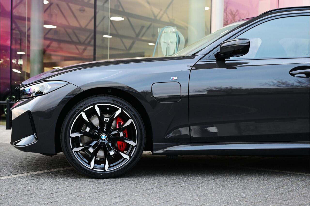 BMW 3-SERIE Touring 330e High Executive M Sport Automaat / Panoramadak / Trekhaak / Sportstoelen / M Adaptief onderstel / Adaptieve LED / Parking Assistant Plus / Comfort Access