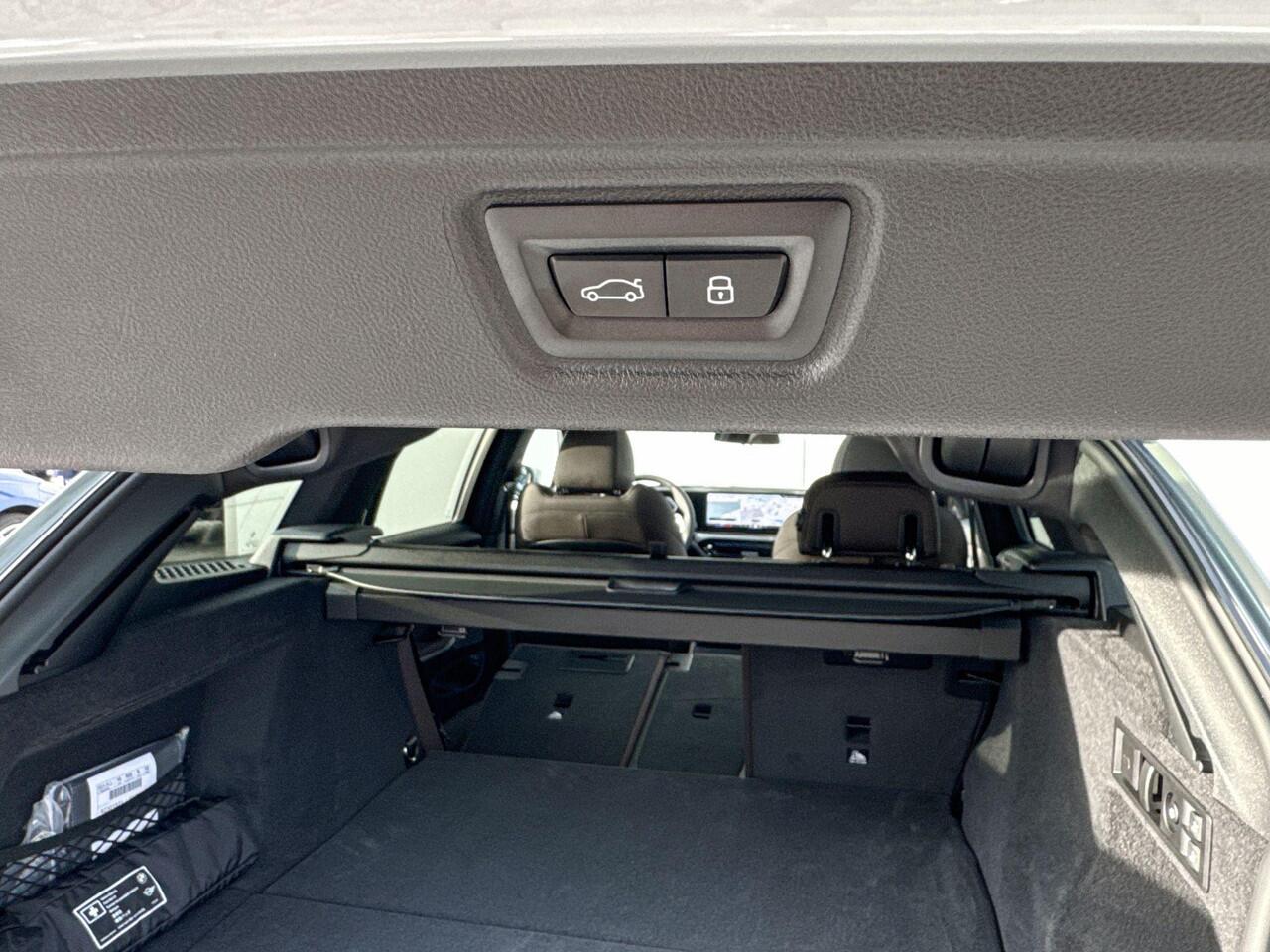 BMW 3-SERIE Touring 330e M-Sport / Glazen Schuifdak / Harman Kardon / Head-Up / Parking Assistant Plus / Trekhaak Zwenkbaar / Adaptieve LED koplampen / Stuurwielverwarming