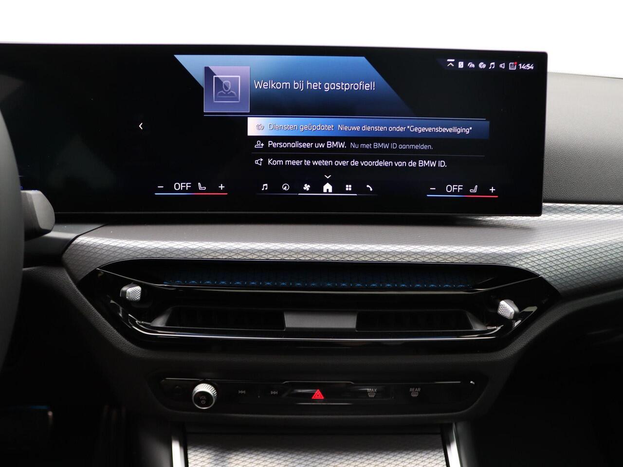 BMW 3-SERIE Sedan 330e M Sportpakket Pro | Comfort Pack | Comfort Access | Achteruitrijcamera | Schuifdak | Adaptieve LED | Harman Kardon | 19''