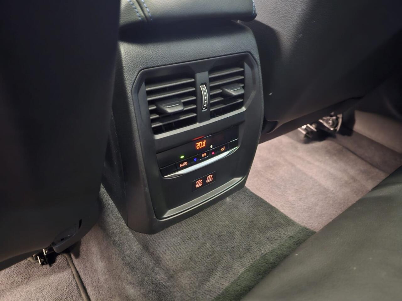 BMW 3-SERIE Touring 330e | Laser Light | Stoelverwarming | Panoramadak | Compleet