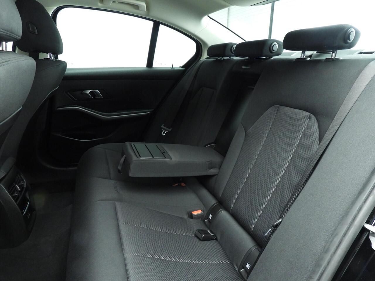 BMW 3-SERIE Sedan 318i | LED | Navigatie | Clima | PDC | Cruise controle | DAB | Alu 17 inch