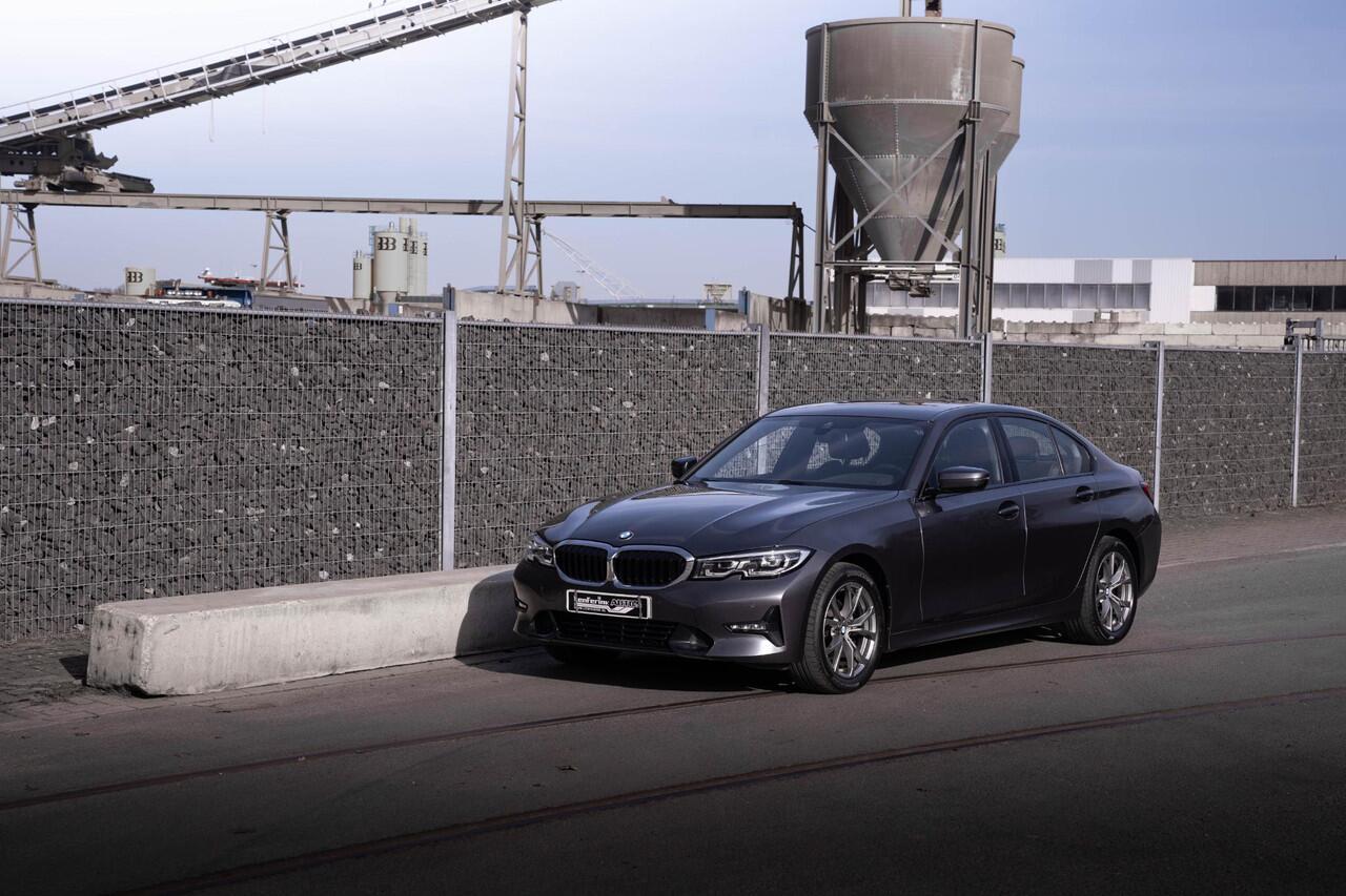 BMW 3-SERIE 320i Sport Line Led koplampen Apple Carplay Leder Memory Stoelverwarming 1e Eigenaar NAP