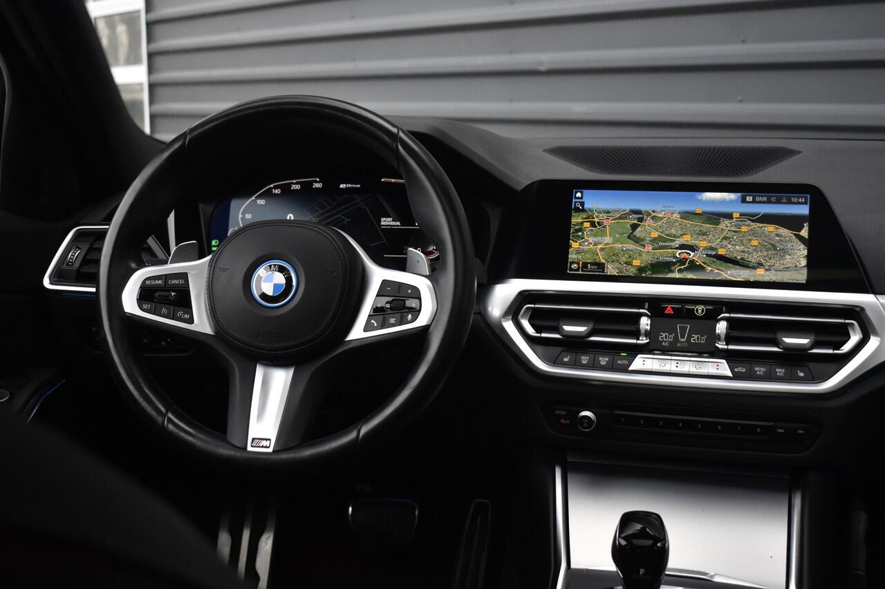 BMW 3-SERIE 320e M Sport Shadow | Pano | Laser Light | Head-Up | CarPlay | 19'' Wielen | Donker Getint Glas |
