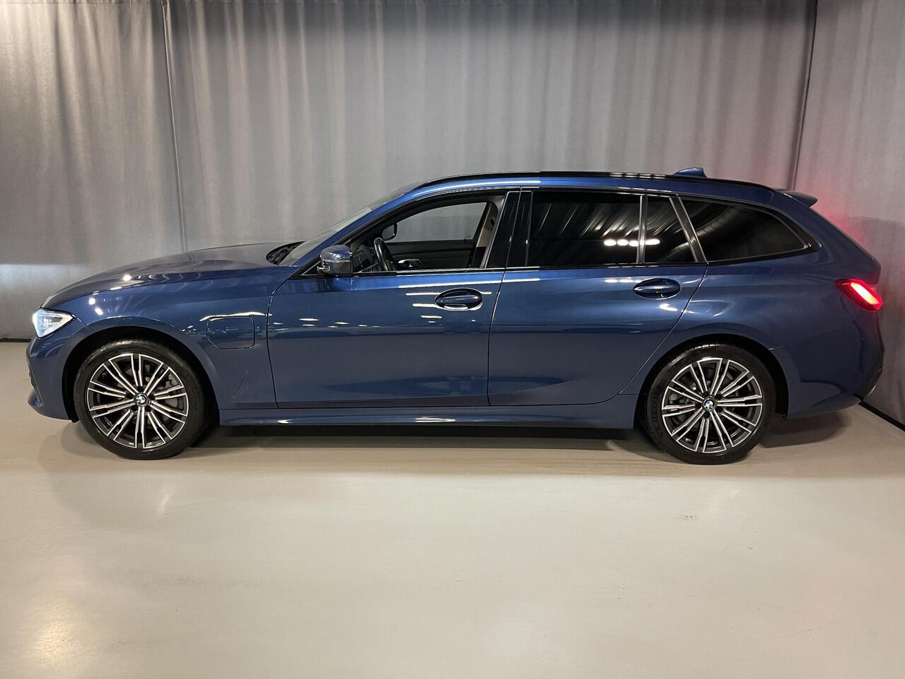 BMW 3-SERIE Touring 330e xDrive Sport Line 18"/Keyless/Sportstoelen + memory/Stoel + stuurverwarming/PDC/Apple Carplay & Android Auto
