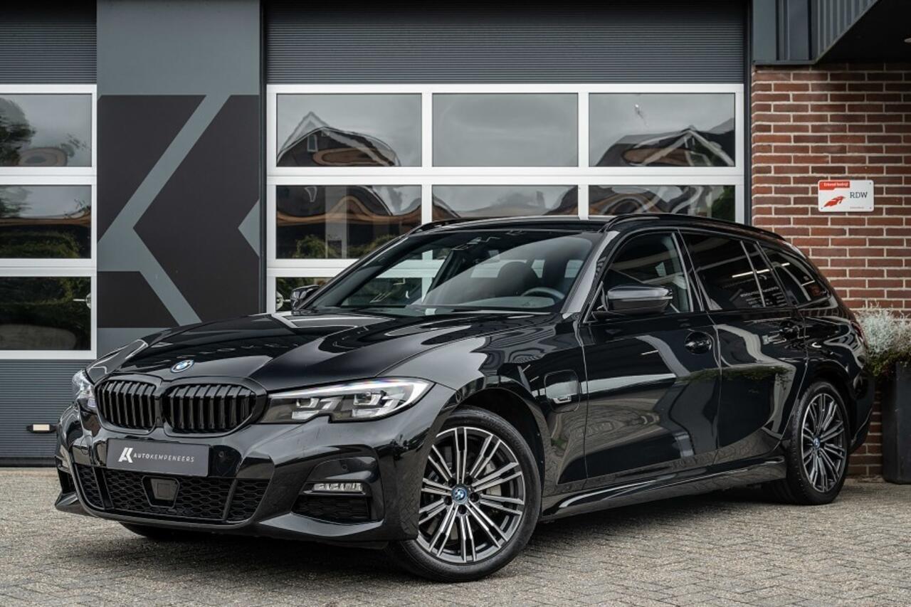BMW 3-SERIE 330e xDrive M-Sport | Shadow | Adapt. Cruise | Trekhaak | 18' inch |