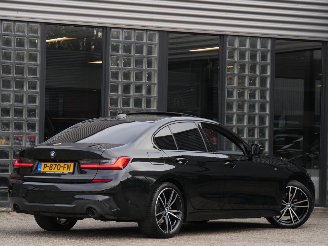 BMW 3-SERIE 318i M-SPORT/ SCHUIFDAK/ PARKING PACK/ SHADOW LINE / 19INCH BREEDSET M-SPORT VELGEN