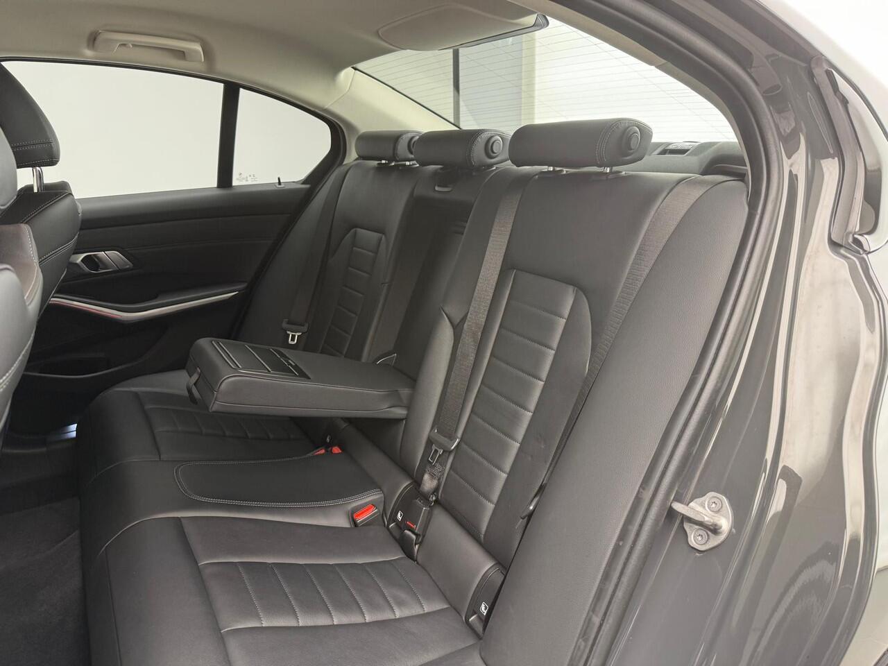 BMW 3-SERIE Sedan 318i | Laserlicht | Leder | Navigatie | Sportstoelen | Stoelverwarming | DAB | Hifi speakers | Alu 17 inch