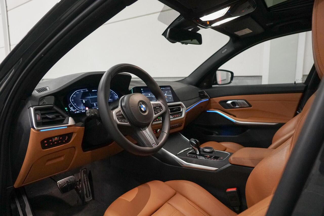 BMW 3-SERIE Touring 330e M-Sport | Panoramadak | Harman Kardon | Head Up | 20" | Elektr. Trekhaak