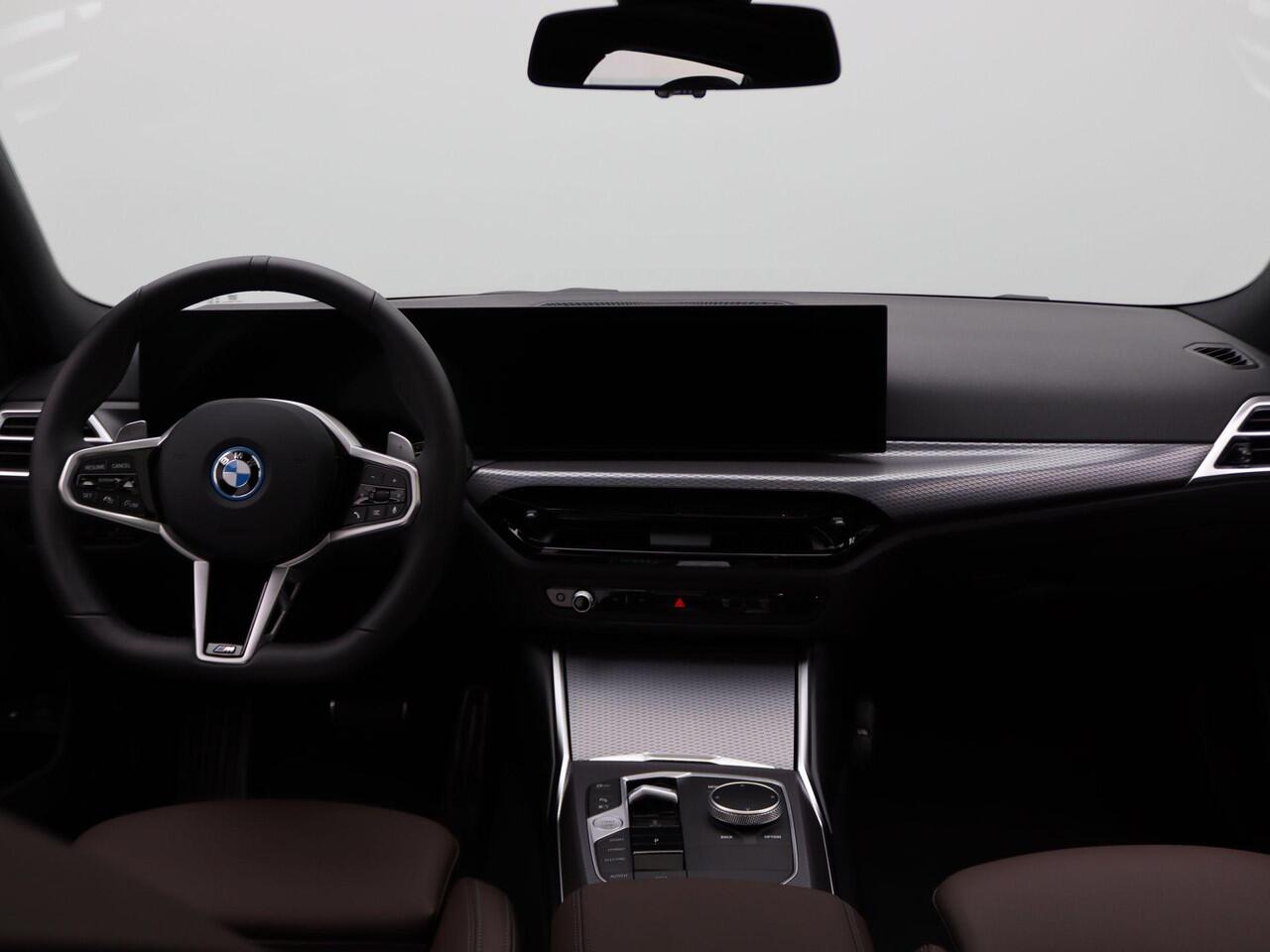 BMW 3-SERIE Touring 330e M Sportpakket | Comfort Pack | M Adaptief onderstel | Trekhaak | Panoramadak | Active Cruise Control | DAB | HiFi | 18''