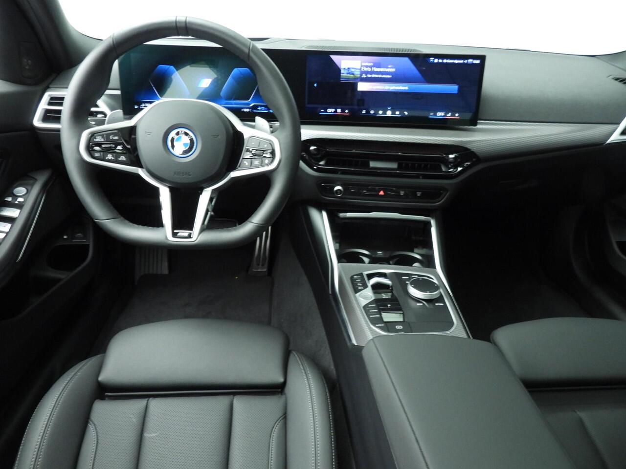 BMW 3-SERIE Touring 330e M-Sportpakket / Panoramadak / Trekhaak / Electrisch verstelbare stoelen / Harman-Kardon / Alu wielen 19 inch
