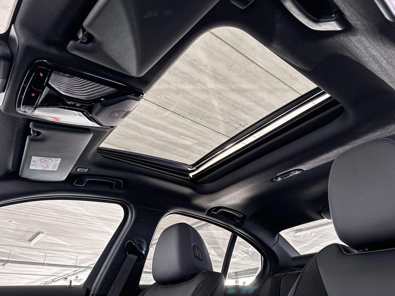 BMW 3-SERIE Sedan 320e | Selections | M Sportpakket | Trekhaak met elektrisch wegklapbare kogel |