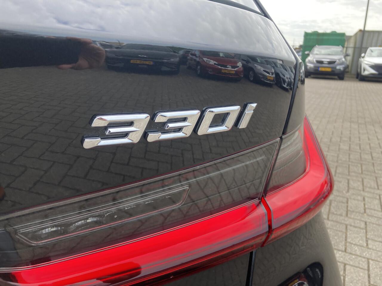 BMW 3-SERIE Touring M-Sport Automaat 330i Wegklapbare trekhaak, Achteruitrijcamera, Lederen bekleding, PDC v+a