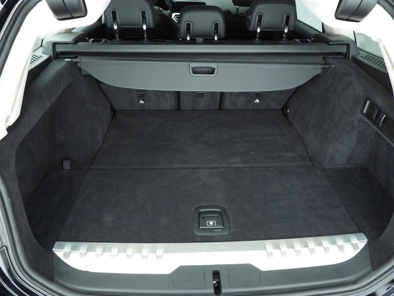 BMW 3-SERIE Touring 330e | LED | Leder | HUD | Sportstoelen | Active cruise | Stoelverwarming | DAB | Alu 17 inch