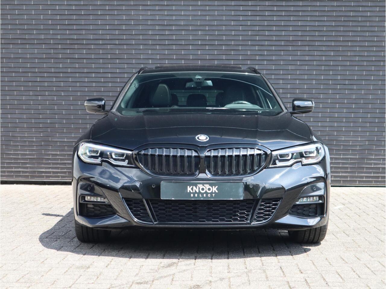 BMW 3-SERIE Touring 320e xDrive High Executive M Sport Pakket Automaat / Live Cockpit Professional / Adaptief M Onderstel / Panoramadak / Stoelverwarming / Extra Getint Glas / LED / 19 Inch / Hifi / Lichtpakket