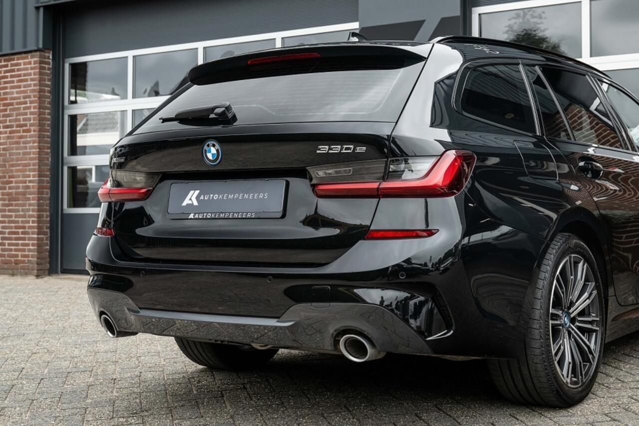 BMW 3-SERIE 330e xDrive M-Sport | Shadow | Adapt. Cruise | Trekhaak | 18' inch |
